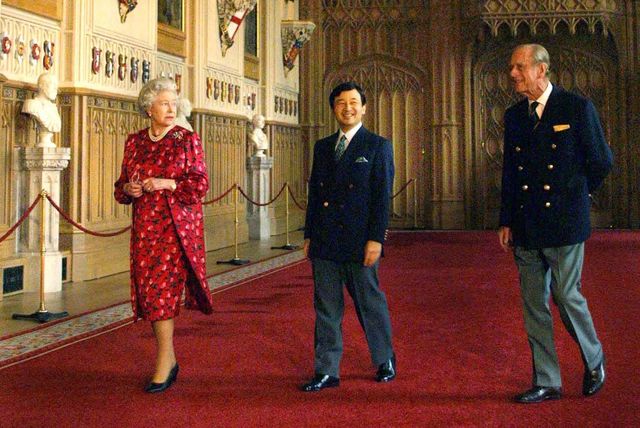 2001年、ウィンザー城で天皇陛下（当時は皇太子）を案内するエリザベス2世女王とフィリップ殿下。（ゲッティイメージ）