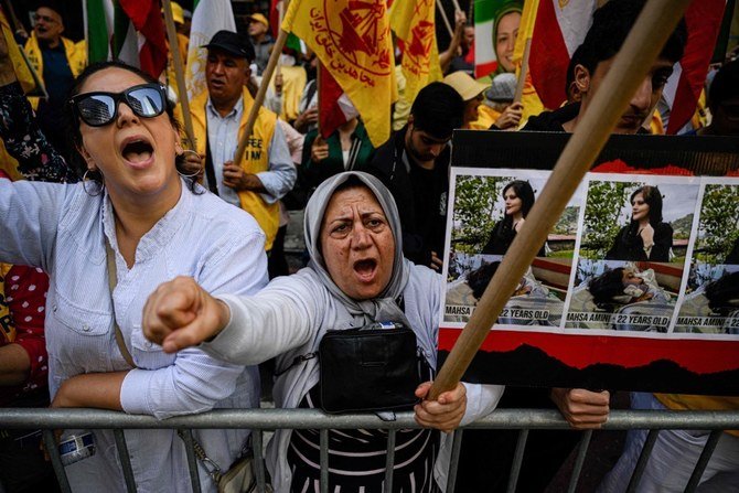 ニューヨークでの国連総会の開催中、イランのイブラヒム・ライシ大統領の訴追を求める集会に参加するデモ参加者たち。（AFP）