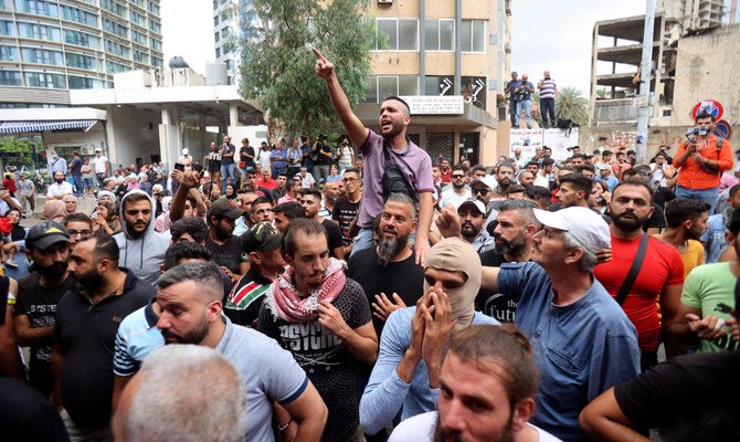 前週の銀行強盗に関与した2人の釈放を求め、司法宮殿の外に集まりスローガンを唱える抗議者たち。2022年9月19日、レバノンの首都ベイルート。（AFP）