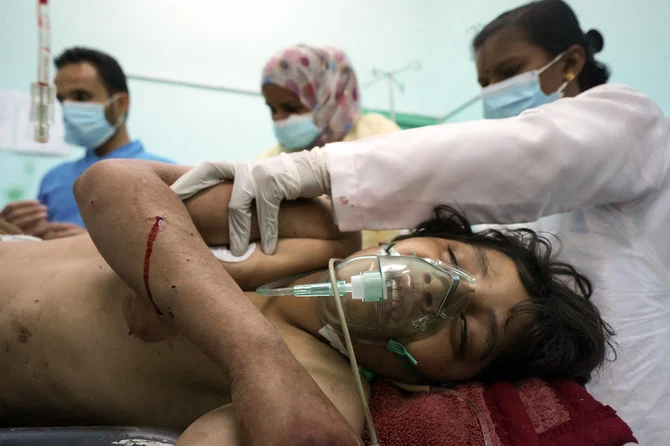 イエメン北部マアリブ県の遊び場の近辺でイランが支援するフーシ派民兵の攻撃を受け負傷したとされる子供が治療を受けている。（ファイル／AFP）