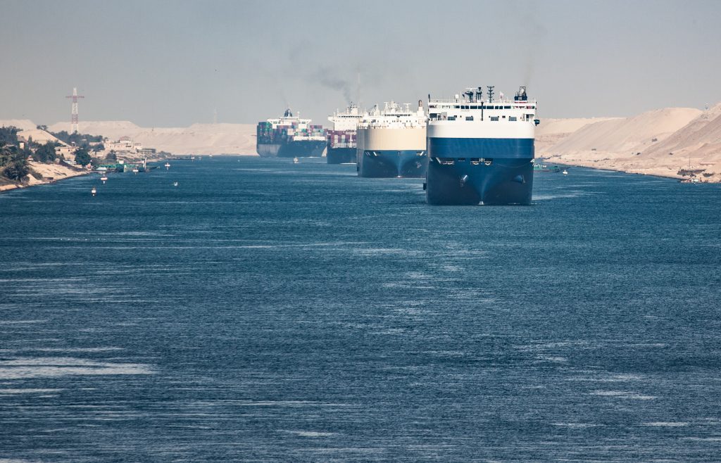 エジプトのスエズ運河庁は、2023年1月からすべての種類の船舶の通行料を15％値上げする。(Shutterstock)