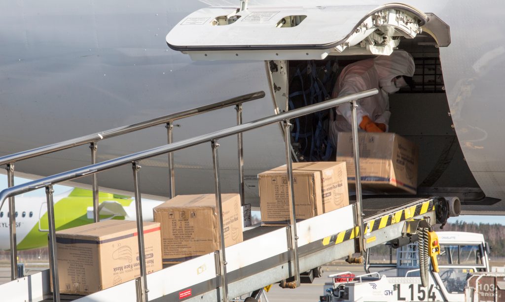 洪水被害者のための救援物資を積んでカラチに到着したサウジアラビアからの航空便。(Shutterstock)