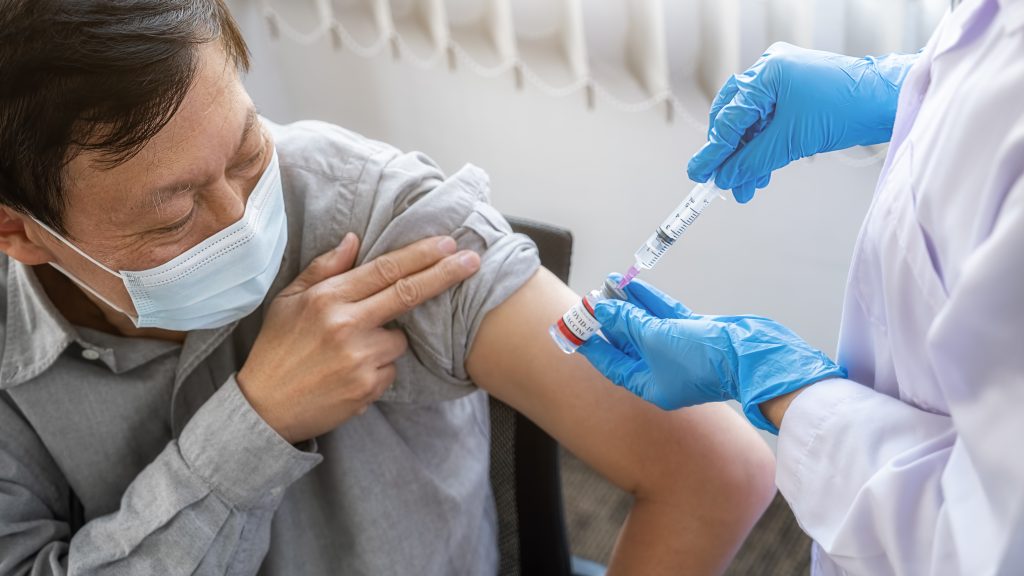 日本は、オミクロンワクチンの対象者の範囲を拡大する予定です。(shutterstock)