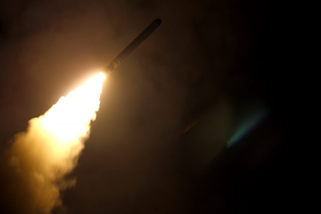 誘導ミサイル巡洋艦USSモントレーは2018年4月14日、トマホーク艦対地ミサイルを発射した。米国防総省が公開した画像（AFP）