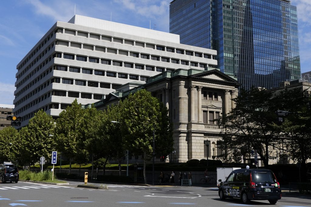日本の金融システムは全体として安定を維持しているが、海外金利が急速に上昇するなか、高レバレッジ企業を中心に信用力が悪化するリスクがある。（AFP）