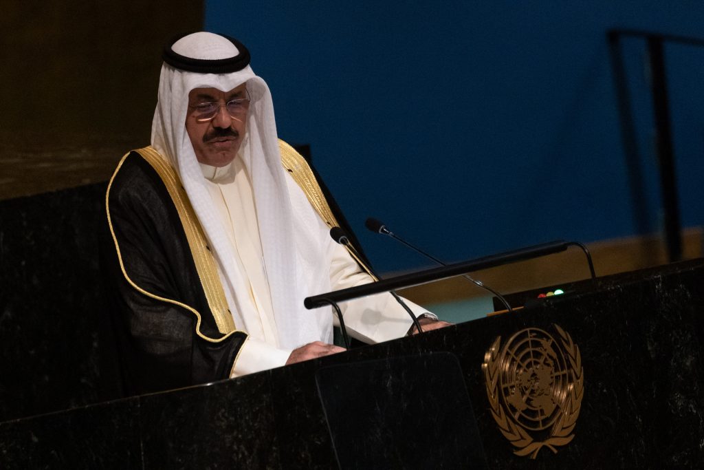 皇太子に辞表を出すクウェート首相。(AFP)