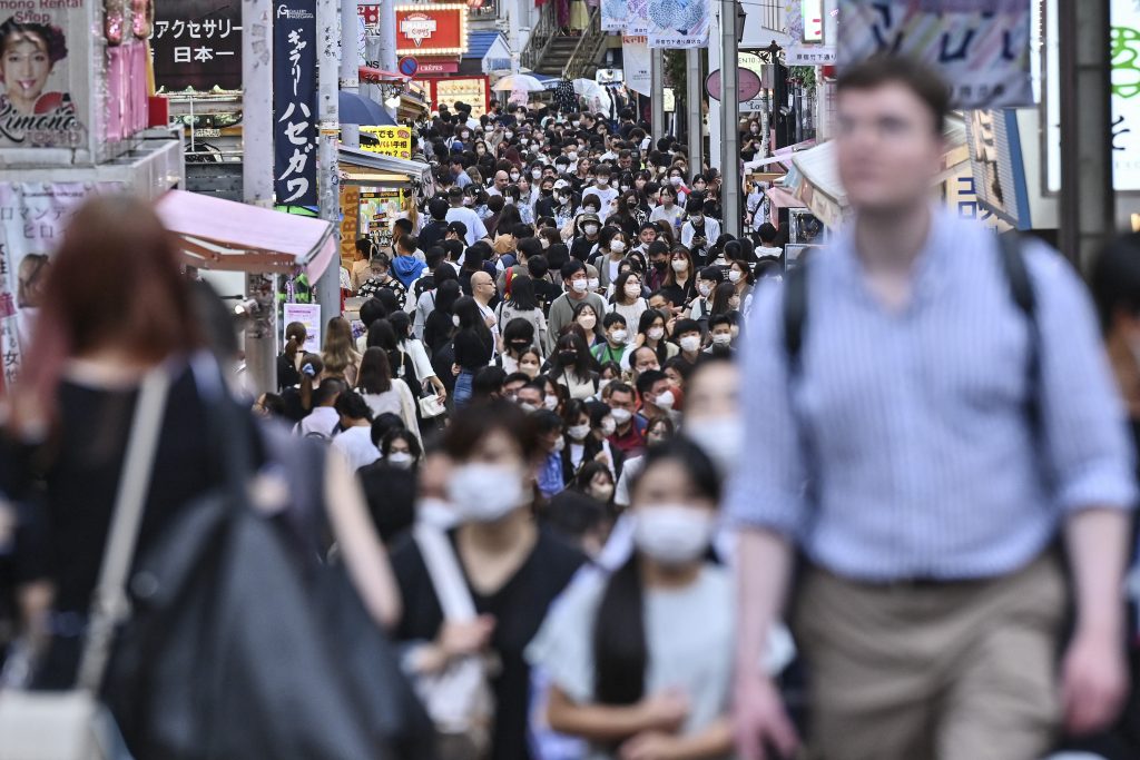 東京都の新規感染者は１３７２人で、前週の月曜日と比べ約３００人減った。(AFP)