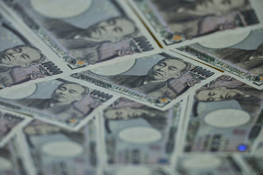 ドルは東京取引で149円を切る。(AFP)