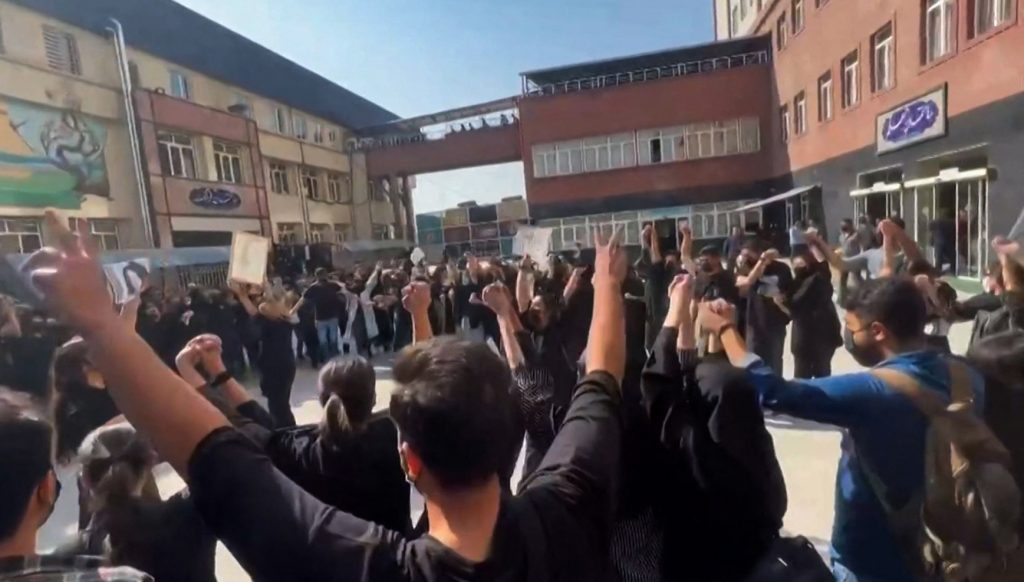 2022 年10月15日に公開された UGC動画の1コマであるこの画像には、イランの学生たちがテヘランの科学文化大学で行われた集会で「自由」を繰り返し叫んでいるところが写されている。（AFP）