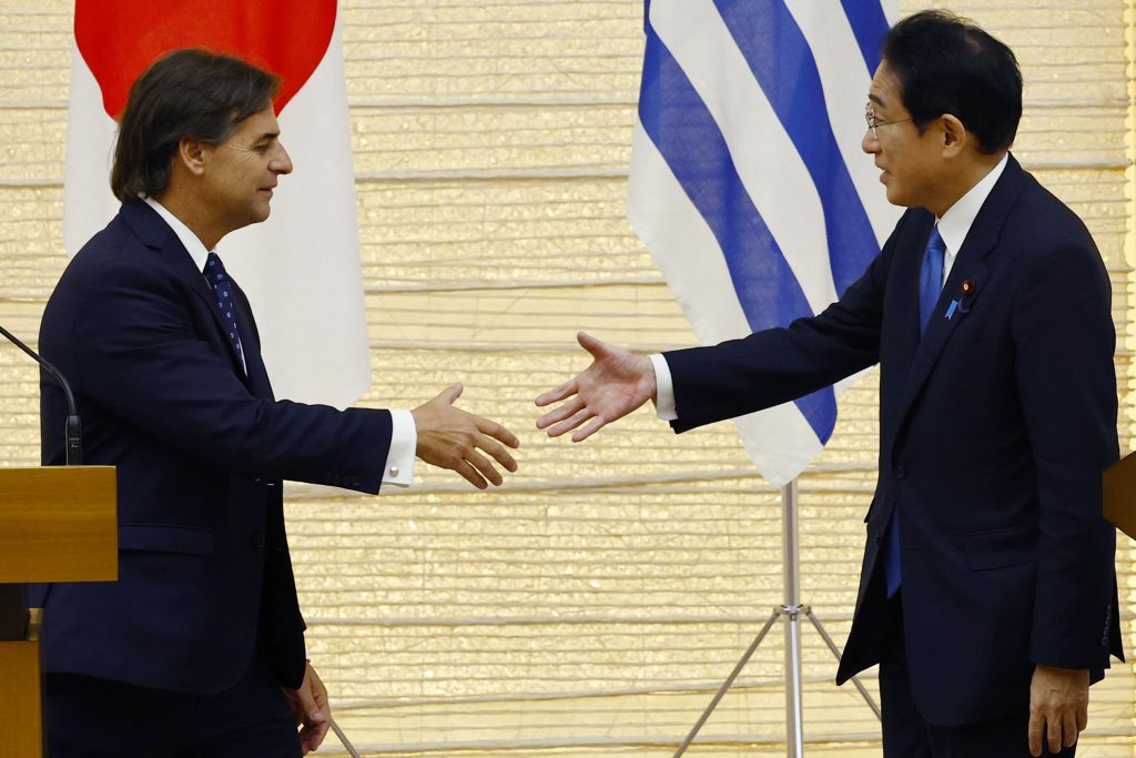 日本の岸田文夫首相とウルグアイのルイス・ラカルレ・ポウ大統領は、ウルグアイへの日本の投資を促進するための合同委員会を設置することに合意した。 (AFP)
