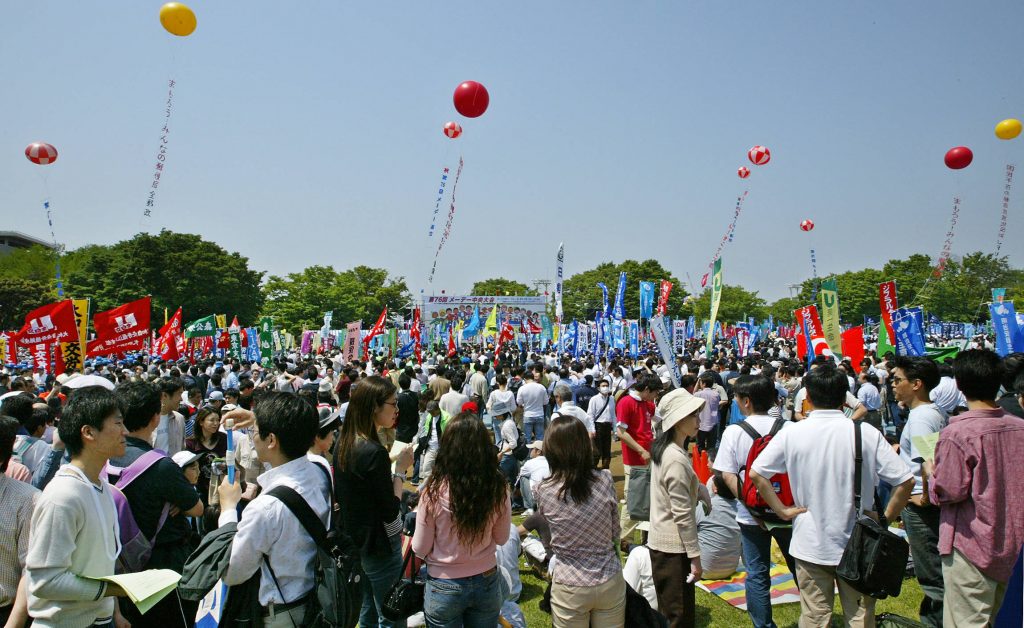 日本の労働組合総連合は、賃上げを要求する手配をします。(AFP)