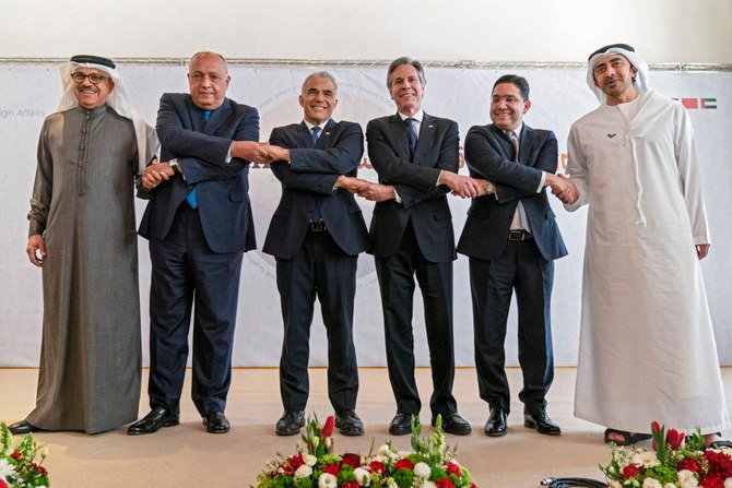 会合を終え、バーレーン、エジプト、イスラエル、モロッコ、UAEの外相らと共に写真撮影のためにポーズを取るアントニー・ブリンケン米国務長官。2022年3月28日、イスラエルのネゲヴ。（AFPファイル）