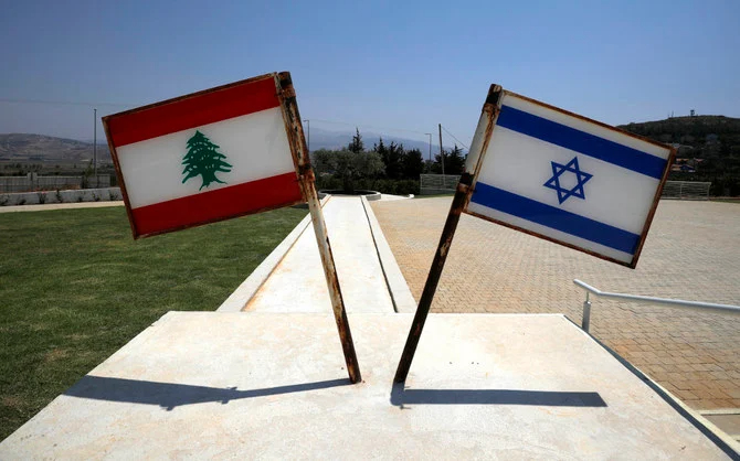 レバノンとイスラエルの国旗。2021年8月5日、イスラエル北部、レバノンとの国境近くの町メチュラ。（AFP）