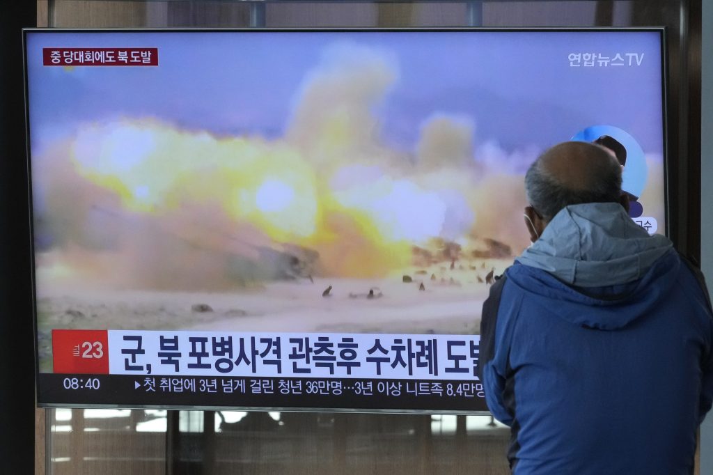 2022年10月19日、韓国・ソウルのソウル駅のテレビ画面には、ニュース番組が報道する北朝鮮の軍事演習の資料映像が映し出されていた。（資料/AP）