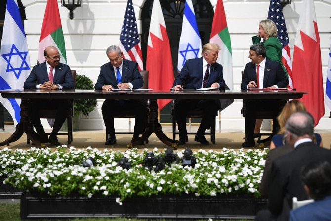 （左から右に）アブラハム合意に署名する、バーレーンのアブドゥルラティーフ・アル・ザヤーニ外相、イスラエルのベンヤミン・ネタニヤフ首相、米国のドナルド・トランプ大統領、UAEのアブダッラー・ビン・ザーイドアール・ナヒヤーン外相。（AFP）