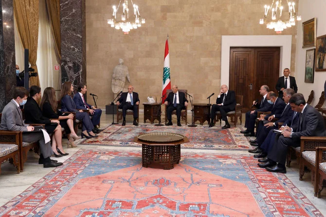 米国のアモス・ホッホシュタイン特使（左から5番目）らのチームと会談する、ミシェル・アウン大統領（中央）率いるレバノン政府高官ら。2022年8月1日、バアブダの大統領官邸。（写真：Dalati & Nohra、AFP経由）