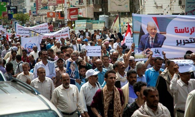 フーシ派によるタイズ包囲の解除を求めるイエメンのデモ隊。2022年7月26日、イエメン南西部。（AFP）