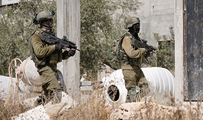 探索活動を行うイスラエルの治安部隊。イスラエルの残忍な活動を強調するパレスチナ人のTikTok利用者が急増していると、専門家は言う。（AP）