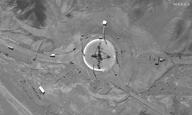 イランの地方部セムナーン州にあるイマーム・ホメイニ宇宙センターで発射台に載せられたロケット。（File/AFP）