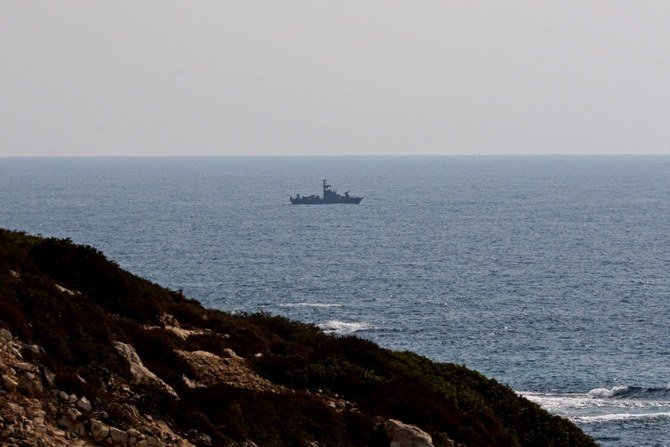 レバノン南部の町ナクーラ沖合の地中海で、イスラエルとレバノンの海上国境付近をパトロールするイスラエル海軍の艦船。（AFP）