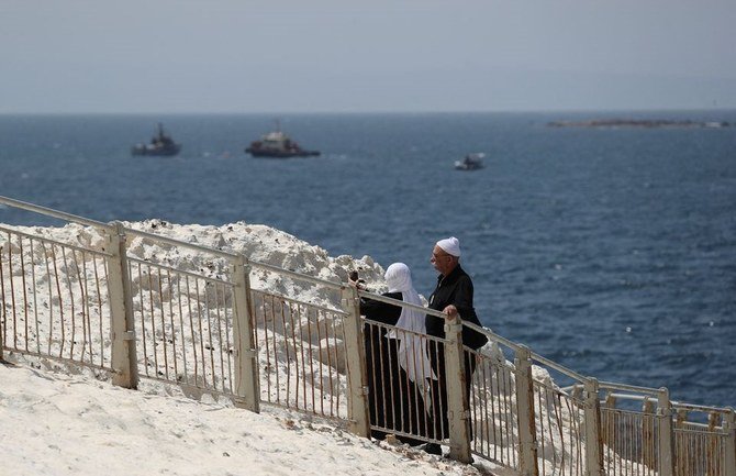 イスラエル北部、レバノンとの国境に近いロシュ・ハニクラ沖に展開するイスラエル海軍艦隊。2021年5月4日（ロイター）