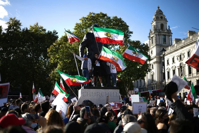 ロンドンにある国会議事堂の外でデモ参加者がイラン人少女の死に抗議している。（ロイター）