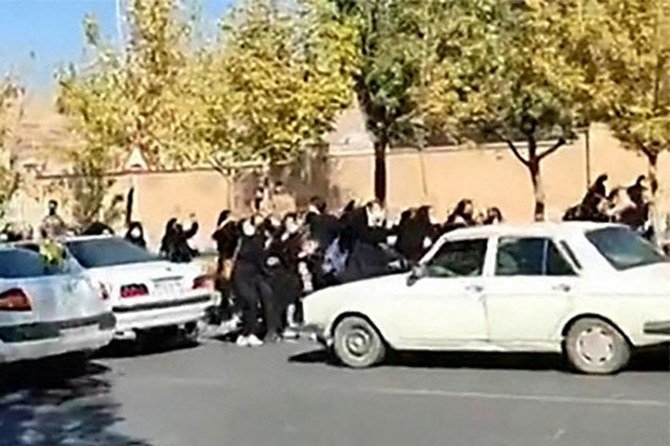 生徒たちが、イランのクルディスタン州サッケズの通りに出て、大声を上げスローガンを唱えている。(資料写真/AFP)