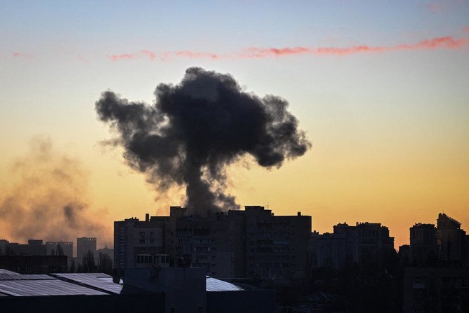 キーウで発生した爆発の後に立ち上る煙の写真。キーウではその日の早朝に数回の爆発が街を揺るがした。（ファイル／AFP）