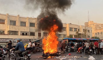 イランは過去3年近くで最大の社会騒乱の波に引き裂かれている。大学生だけでなく若い女生徒までも含むデモ隊が「女性、命、自由」と唱えている。(ファイル/AFP)