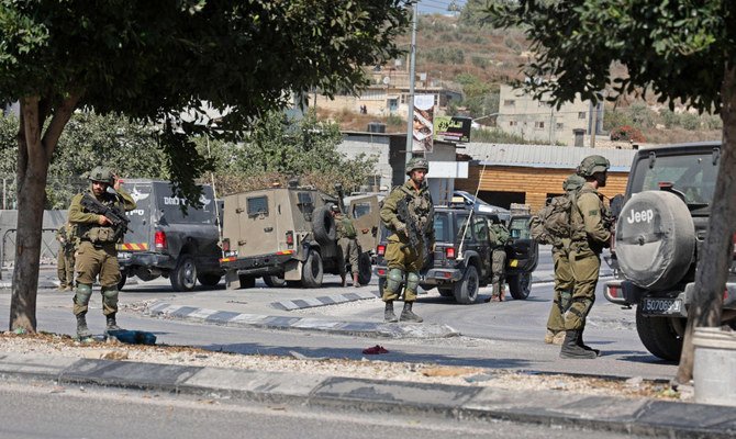 2022年10月11日、攻撃が報告された後、イスラエルの治安部隊がデイル・シャラフ地区に派遣されている。同地区は、占領地ヨルダン川西岸地区のナブルスの西にあるイスラエルの入植地シャベイ・ショムロンの近くにある。（AFP）