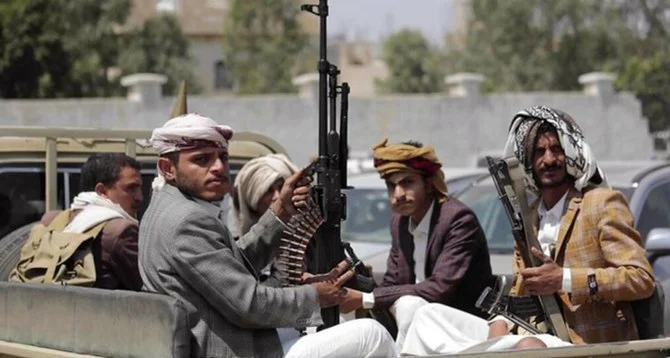 この資料写真の中で、反政府組織フーシ派に忠実な部族民が、武器を持ちながら車に乗っている。（AP/資料写真）