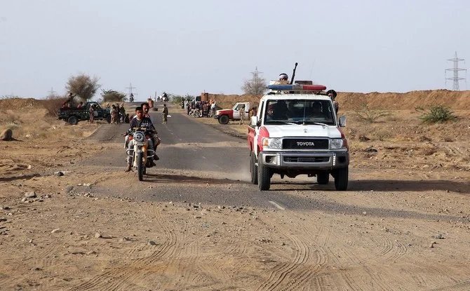 西部ホデイダ州でイエメンの親政府勢力が、市民と物資の移動を確保するため、前線に展開している。（資料写真/AFP）