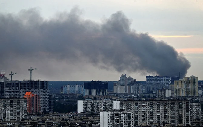 ウクライナの首都キーウで早朝に発生した数回の爆発後、立ち上った煙。（資料写真、AFP）