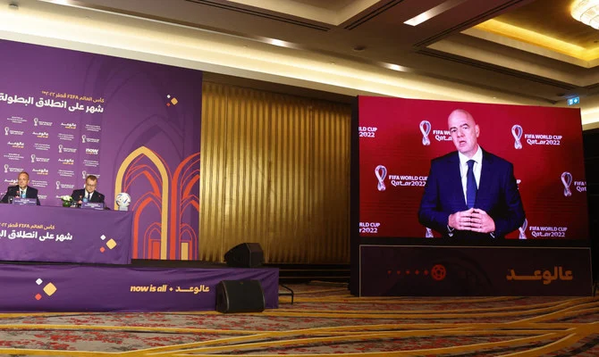 FIFAのジャンニ・インファンティーノ会長は、2022年10月17日にカタールの首都ドーハで開かれた、FIFAサッカーワールドカップ2022主催者による記者会見にビデオメッセージで登場した。（AFP）