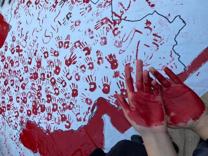 少女たちの何名かは病院に運ばれ、多くが逮捕された。パナヒさんは怪我がもとで亡くなったと考えられている。（File/AFP）