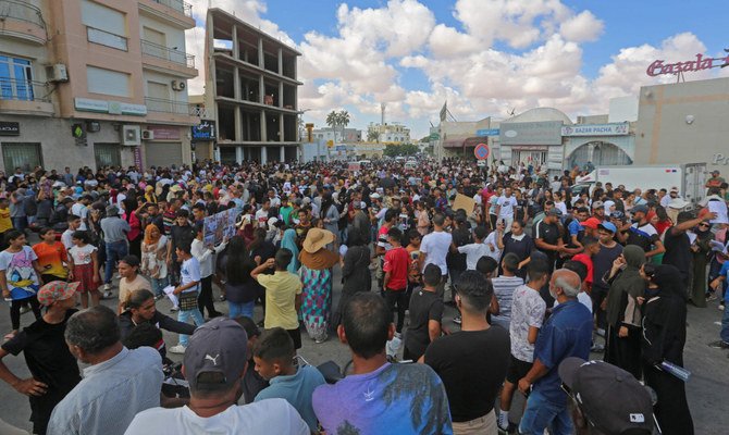 ゼネスト中にデモのために市中心部に集まる地元住民たち。2022年10月18日、チュニジア南東部沿岸の都市ザルジス。（AFP）