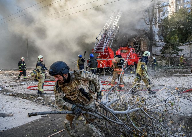 ロシアによるウクライナ侵攻のさなか、ロシアのドローン攻撃で破壊された住居ビルから地元の女性を避難させる消防隊員たち。地元当局は、この攻撃に使用されたのはイラン製の無人航空機（UAV）「シャヘド136」であるとしている。ウクライナのキーウ。（ファイル/ロイター）