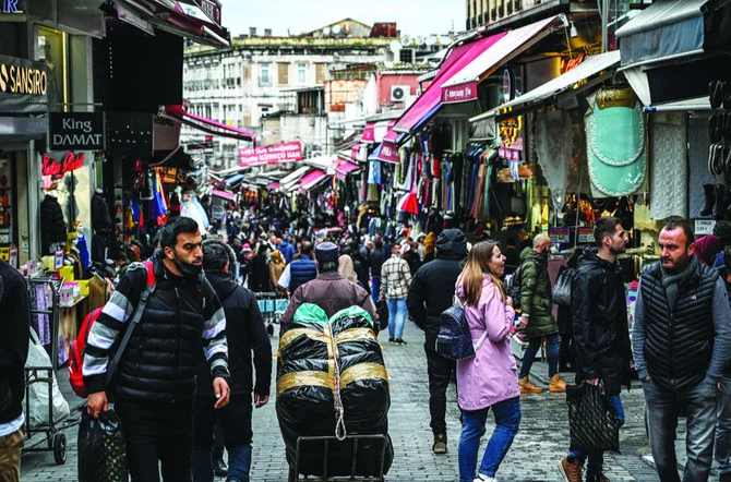トルコのグランバザール近く、イスタンブール最大級の繊維街であるマフムトパサ地区で商品を眺める歩行者たち。（写真：AFPファイル）