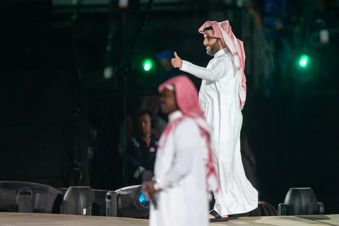 総合娯楽庁（GEA）のトゥルキ・アル・シェイク議長がステージに上がり、オープニングパフォーマンスの前に短いスピーチを行った。（提供写真）