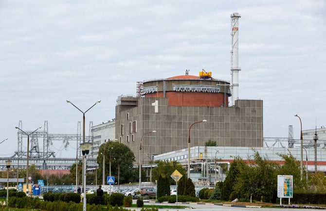ロシアが支配するウクライナのザポリージャ地域、エネルホダルの外にあるザポリージャ原子力発電所。（ロイター）
