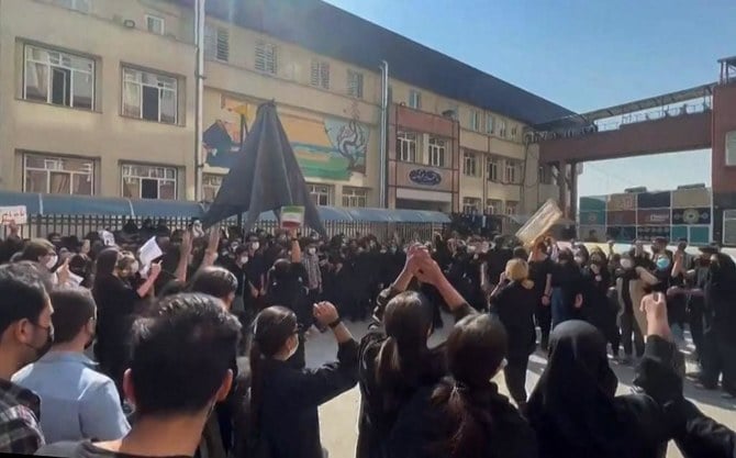 テヘランの科学文化大学で集会を開き、「自由」を叫ぶイランの学生たち。（資料ファイル/AFP）