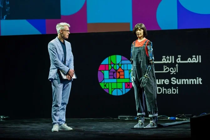 カルチャーサミット・アブダビで、ロンドンのデザイン・ミュージアムのチーフエグゼクティブ兼ディレクターのティム・マーロウ氏による印旛ユーを受けるAi-Da。(提供写真)