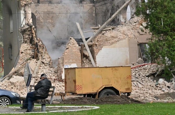 キーウの南西、ビーラ・ツェールクヴァへの空爆後、ロシアが発射したイラン製ドローンで破壊された建物の外に座る地元住民。（File/AFP）