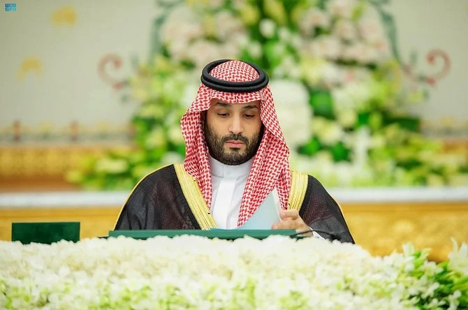 リヤドのアル・ヤママ宮殿で行われた閣議の議長を務め、閣僚らに最近の問題について説明するムハンマド・ビン・サルマン皇太子殿下。（SPA）