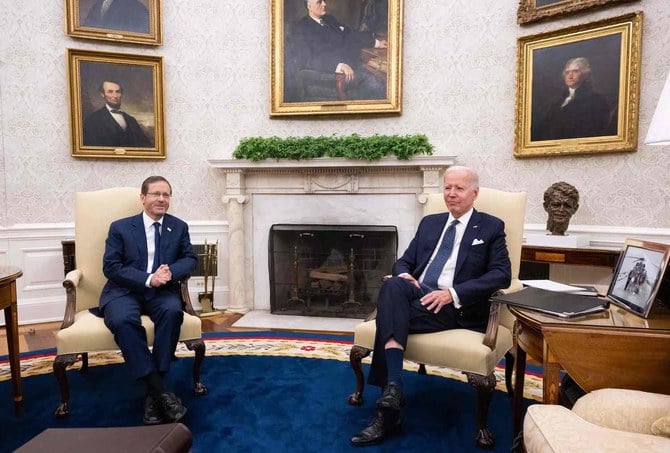 2022年10月26日、ワシントンDCにあるホワイトハウスの大統領執務室でジョー・バイデン米大統領(右)がイスラエルのイツハク・ヘルツォグ大統領と会談している。(AFP)
