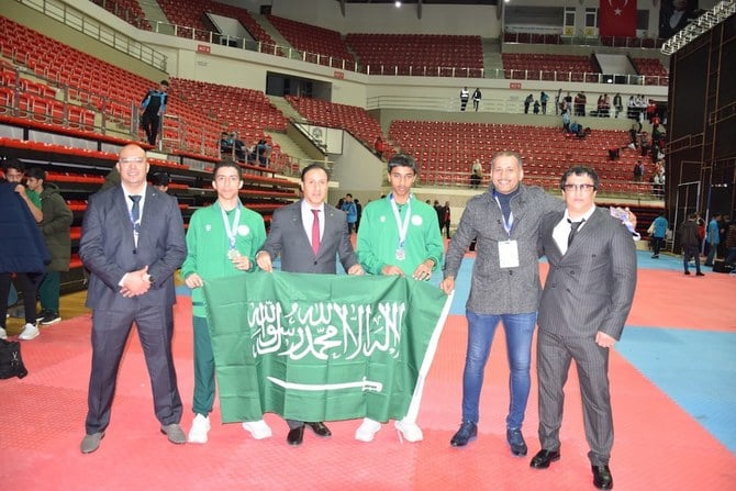 トルコのコンヤで開催された第12回世界ジュニア空手道選手権大会およびアンダー21空手道選手権大会に参加したサウジアラビア空手チームは、金メダル3枚、銀メダル2枚を獲得した(読者提供)