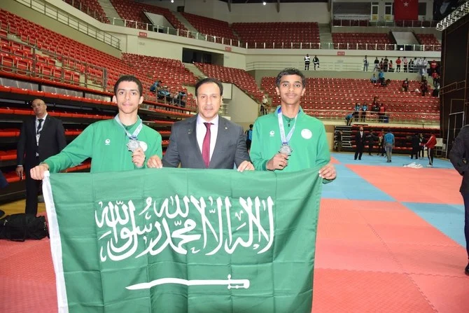 トルコのコンヤで開催された第12回世界ジュニア空手道選手権大会およびアンダー21空手道選手権大会に参加したサウジアラビア空手チームは、金メダル3枚、銀メダル2枚を獲得した(読者提供)