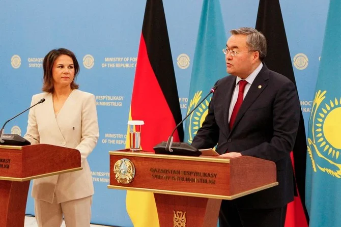 2022年10月31日、アスタナでの会談後に、ドイツのアナレーナ・ベアボック外相とカザフスタンのムフタル・トレウベルディ外相が共同記者会見を開く。（AFP）