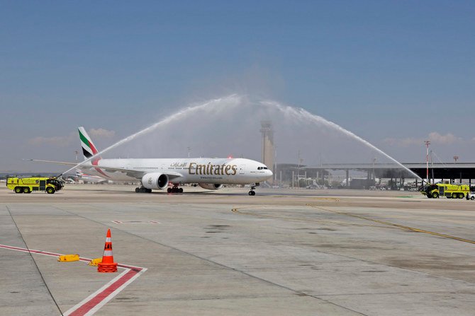 エミレーツ航空初となるUAEからイスラエルへの旅客便を記念して、着陸した後にウォーター・サルートで歓迎される航空機。2022年6月23日、ロッドのベン・グリオン空港。（AFPファイル）