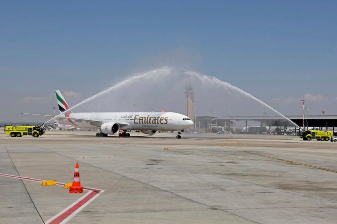 エミレーツ航空初となるUAEからイスラエルへの旅客便を記念して、着陸した後にウォーター・サルートで歓迎される航空機。2022年6月23日、ロッドのベン・グリオン空港。(AFPファイル)